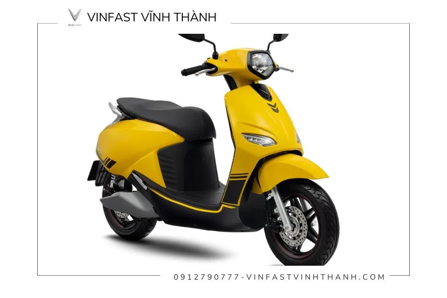 Hình ảnh minh họa quá trình làm ướt xe trước khi rửa