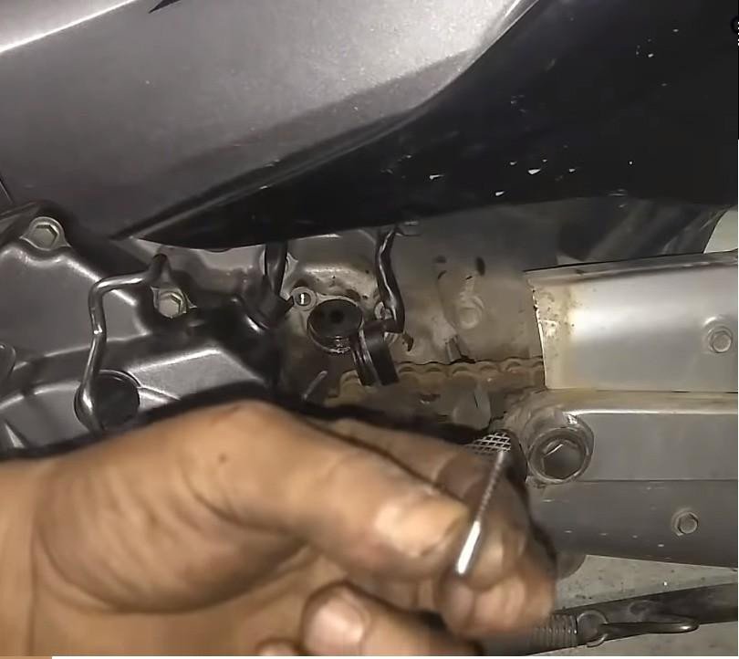 Hình ảnh minh họa quá trình lắp ráp lại cụm báo số và siết ốc cố định