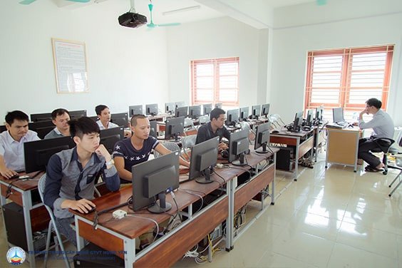 Hình ảnh minh họa quá trình luyện tập kỹ năng lái xe thực hành trên sa hình thi