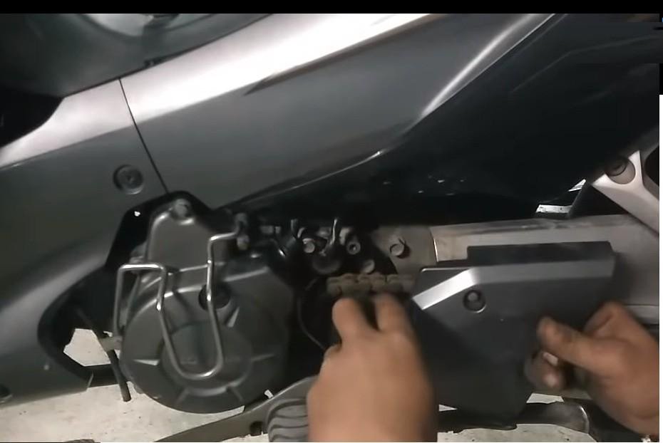 Hình ảnh minh họa quá trình tháo cụm báo số để kiểm tra và thay thế lò xo