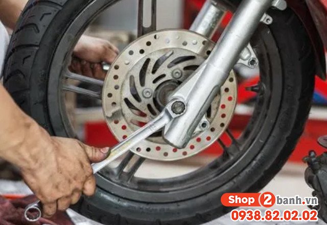 Hình ảnh minh họa quá trình thay dầu thắng đĩa xe máy