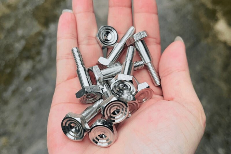 Hình ảnh minh họa quy trình mạ kim loại trên các bộ phận xe máy nhỏ