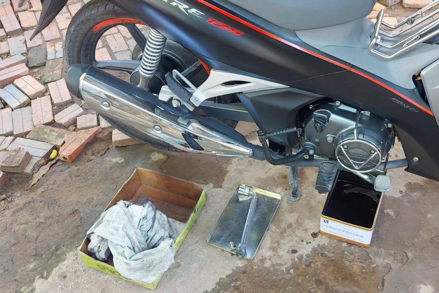 Hình ảnh minh họa quy trình thay dầu và kiểm tra lọc nhớt tại nhà