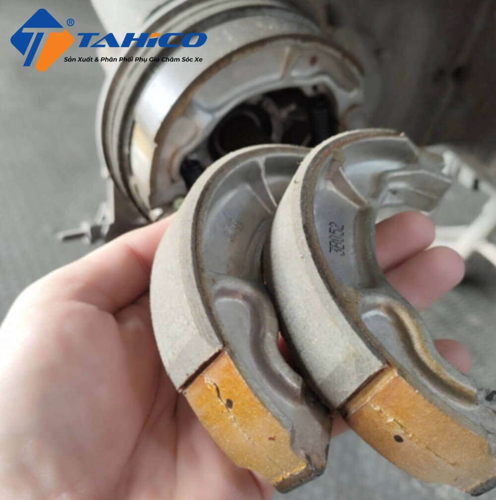 Hình ảnh minh họa quy trình thay thế bộ thắng đùm xe máy