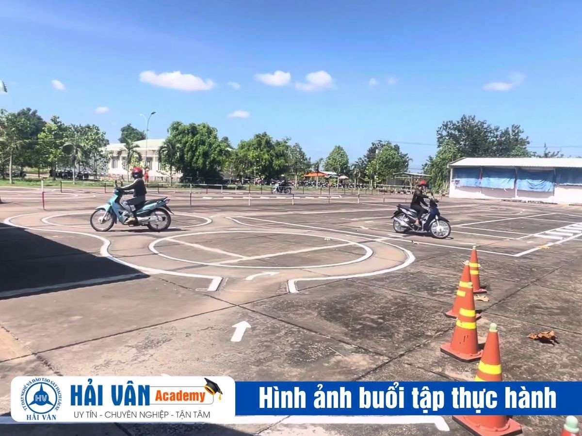 Hình ảnh minh họa sân tập lái xe máy với các bài thi thực hành cơ bản