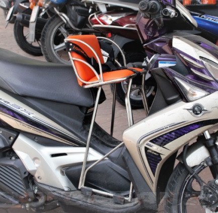 Hình ảnh minh họa sự đa dạng của ghế ngồi trẻ em xe máy cho các dòng xe khác nhau