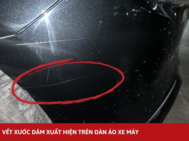 Hình ảnh minh họa sự khác biệt giữa vùng sơn bị xước và vùng sơn đã được xử lý đánh bóng