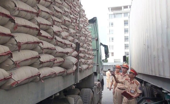 Hình ảnh minh họa tài xế và chủ xe bị phạt do quá tải