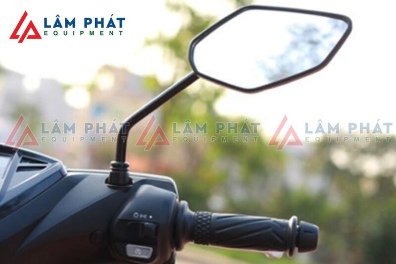 Hình ảnh minh họa tầm quan trọng của gương chiếu hậu đối với an toàn giao thông.