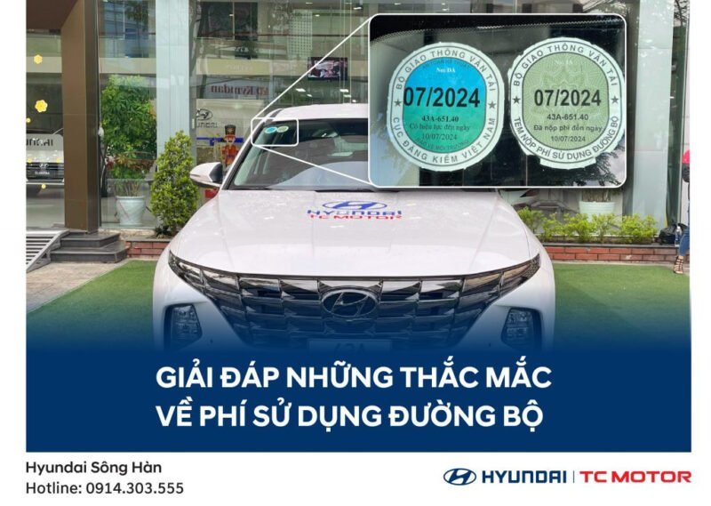 Hình ảnh minh họa tem phí bảo trì đường bộ được dán trên kính chắn gió xe ô tô