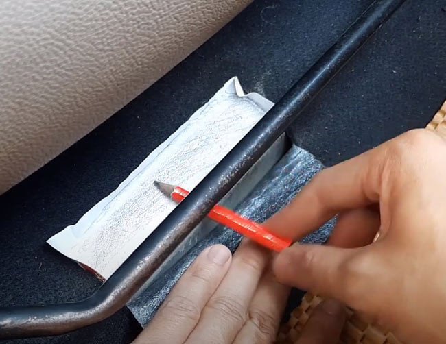 Hình ảnh minh họa thao tác dùng bút chì tô lên giấy để cà số khung số máy