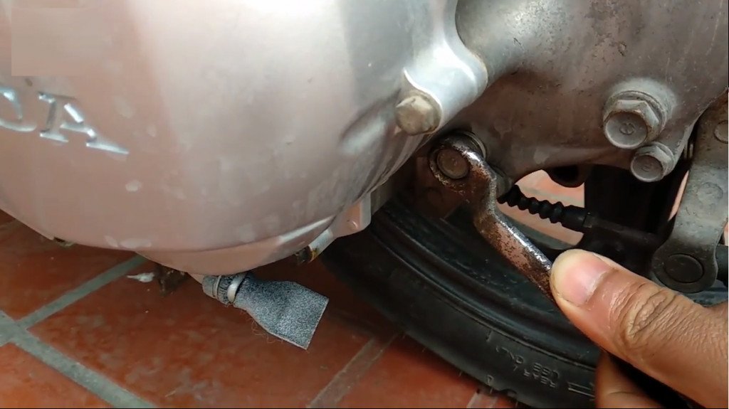 Hình ảnh minh họa thao tác tháo ốc xả nhớt láp bằng tuýp 12