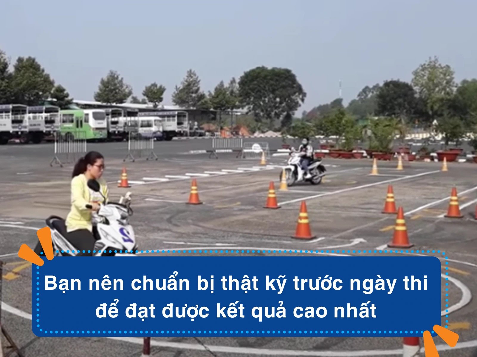 Hình ảnh minh họa thí sinh đang thực hiện bài thi thực hành lấy bằng lái xe máy