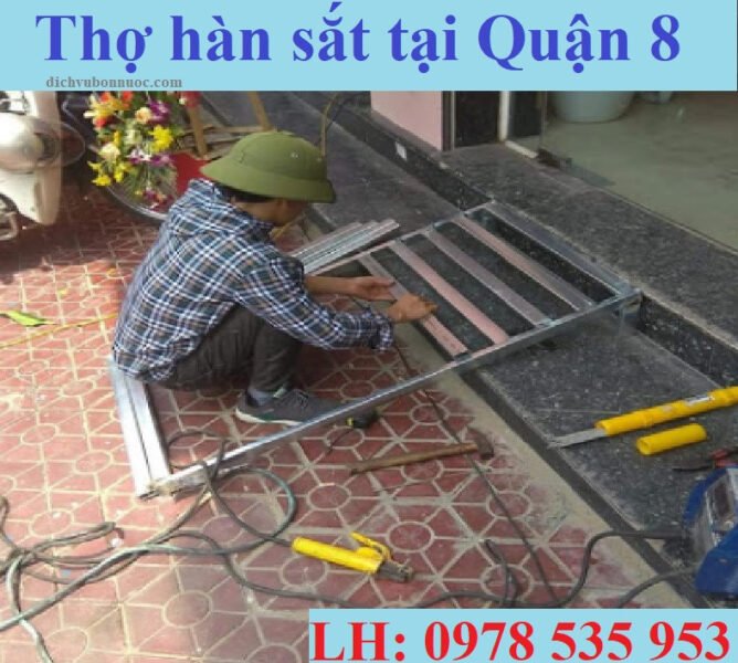 Hình ảnh minh họa thợ hàn nhựa xe máy đang làm việc tại Quận 8