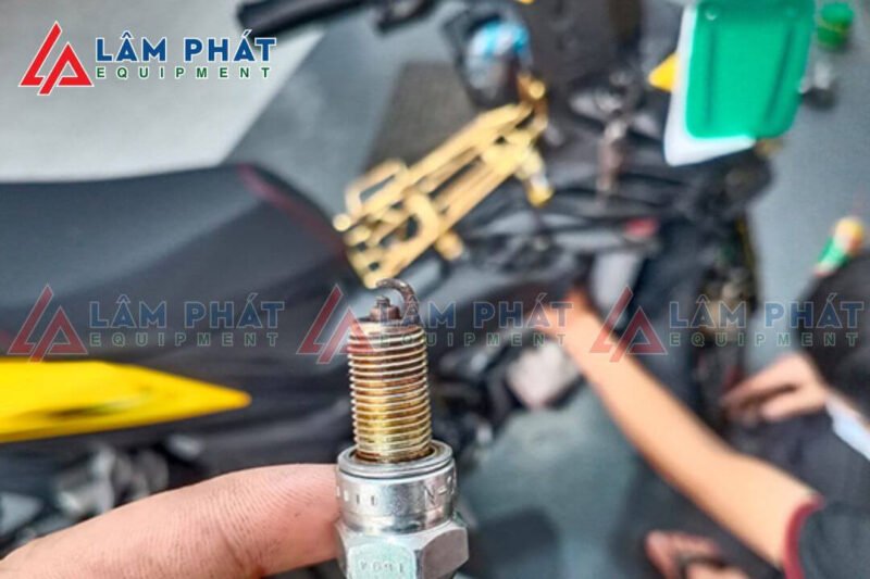 Hình ảnh minh họa thời điểm cần thay thế bugi xe máy