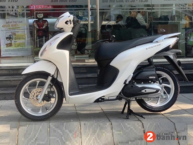 Hình ảnh minh họa về các phiên bản của xe Honda Vision tại một đại lý ở Hà Nội