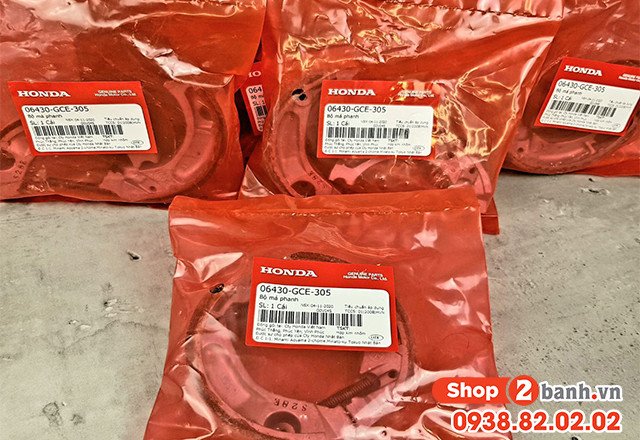 Hình ảnh minh họa về má phanh đĩa xe máy Honda chính hãng với hộp đựng sản phẩm