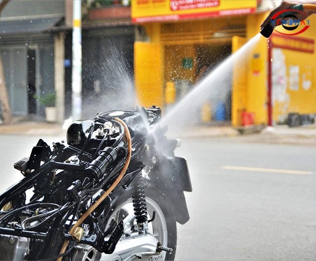 Hình ảnh minh họa về một cửa hàng đang thực hiện dịch vụ rửa xe máy chuyên nghiệp