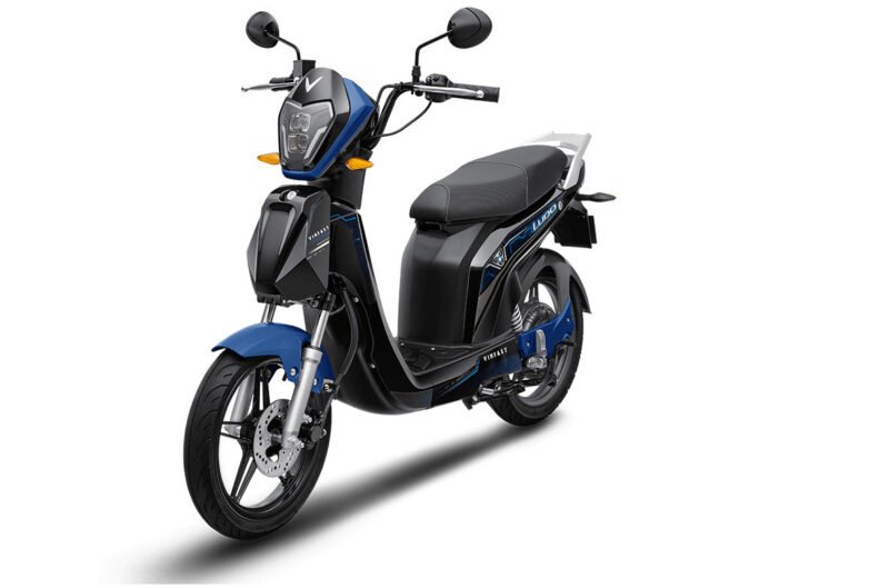 Hình ảnh minh họa về quá trình thay thế pin xe máy điện VinFast Ludo