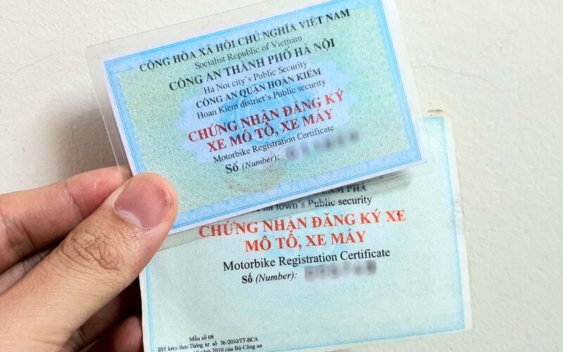 Hình ảnh minh họa về thủ tục rút hồ sơ gốc xe máy, thể hiện quá trình sang tên