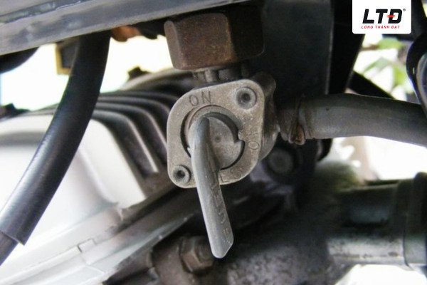 Hình ảnh minh họa vị trí và cấu tạo cơ bản của khóa xăng xe máy