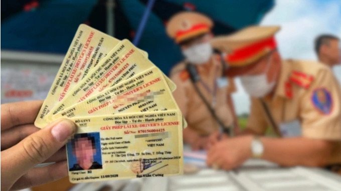 Hình ảnh minh họa việc bị trừ điểm bằng lái xe máy và ô tô theo quy định mới