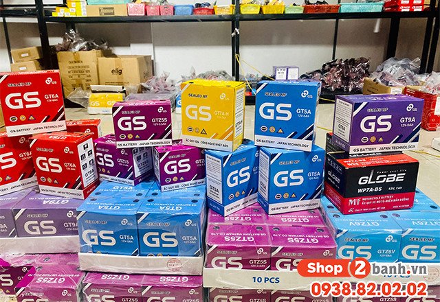 Hình ảnh minh họa việc kiểm tra bình ắc quy xe máy