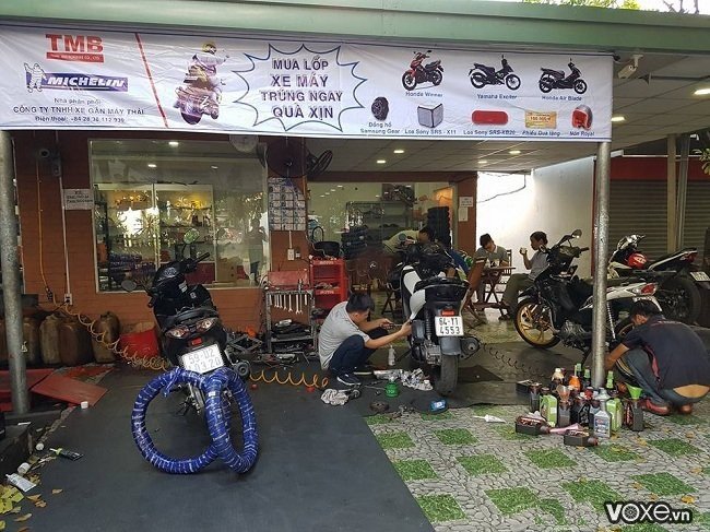 Hình ảnh minh họa việc kiểm tra độ mòn của lốp xe máy