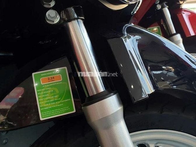 Hình ảnh minh họa việc kiểm tra giấy tờ xe máy cũ