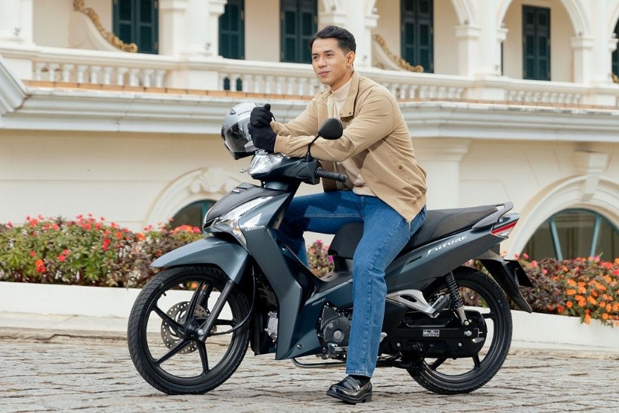 Hình ảnh minh họa việc kiểm tra mức dầu nhớt sau khi thay thế