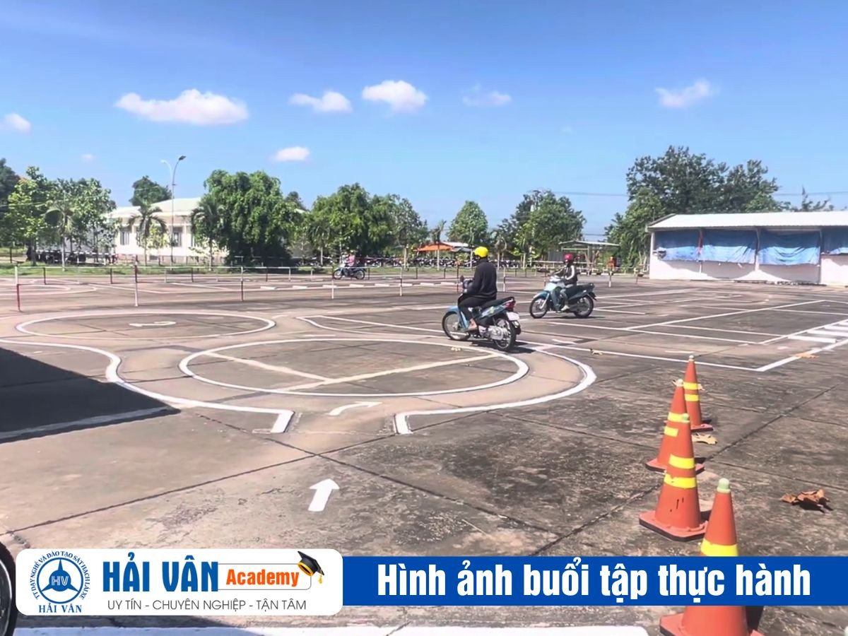 Hình ảnh minh họa việc luyện tập kỹ năng lái xe máy trên sân thi thực hành