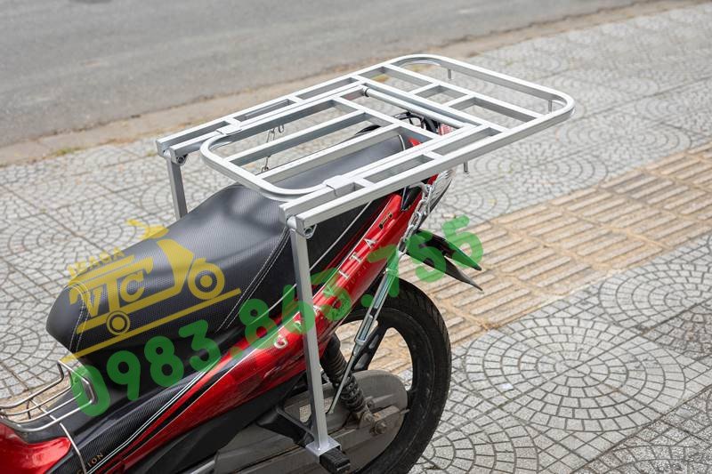 Hình ảnh minh họa việc sử dụng baga đa năng trên xe Wave để chở hàng hóa một cách gọn gàng