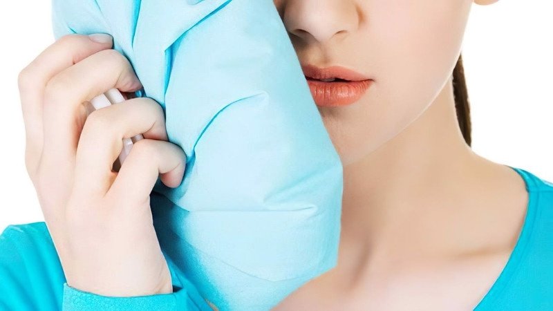 Hình ảnh minh họa việc sử dụng túi chườm lạnh để giảm đau nhức tạm thời