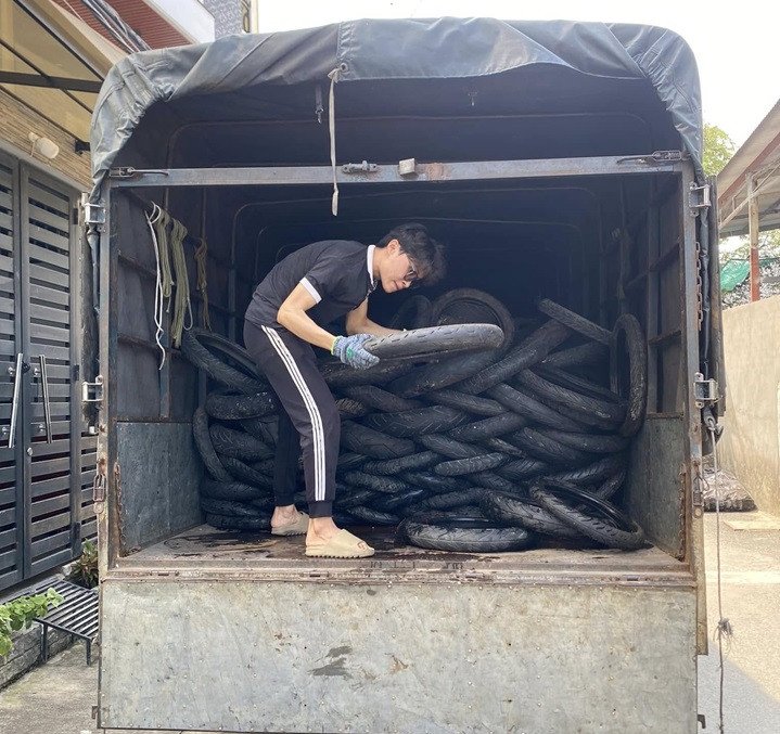 Hình ảnh minh họa việc tái chế lốp xe cũ thành các sản phẩm mới như thảm cao su