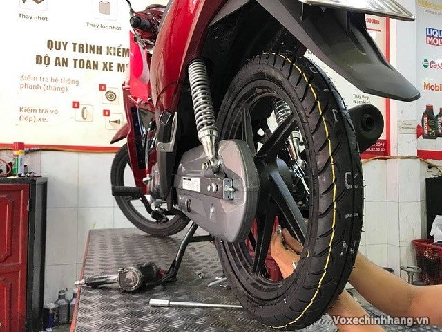 Hình ảnh minh họa việc thay thế lốp Dunlop cho xe Honda Future