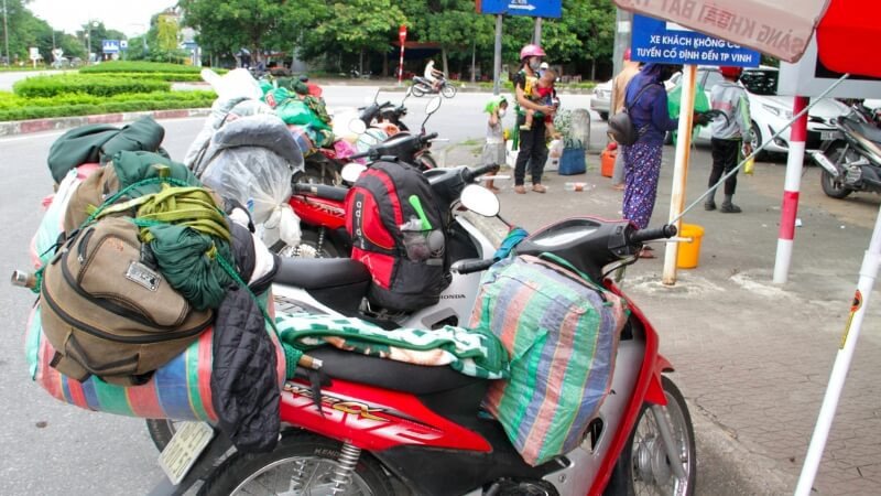 Hình ảnh minh họa việc xếp hành lý cồng kềnh trên xe máy.