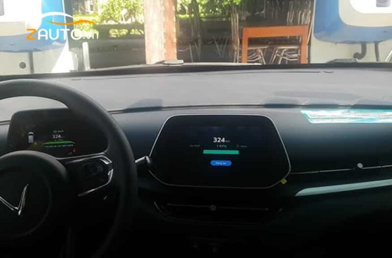 Hình ảnh minh họa VinFast VF5 đang di chuyển trên đường