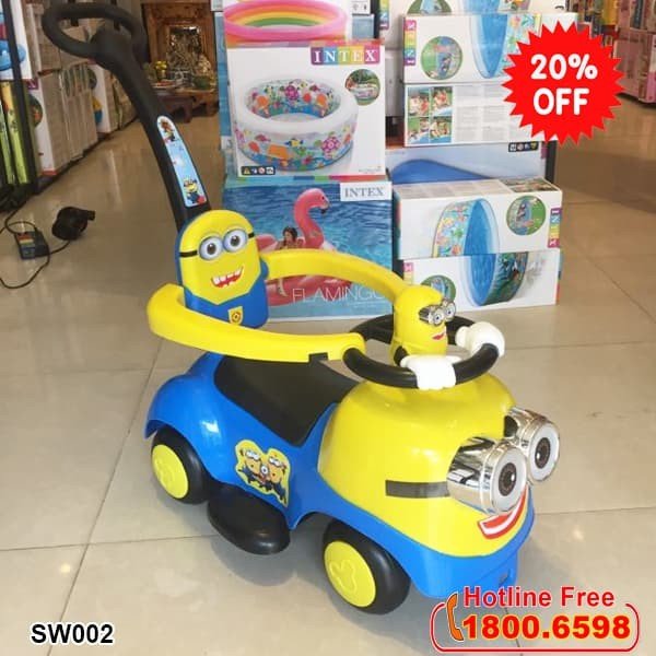 Hình ảnh minh họa xe chòi chân có cần đẩy phía sau dành cho bé dưới 2 tuổi