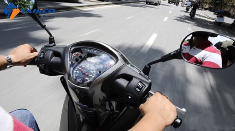 Hình ảnh minh họa xe máy bị lệch hướng do chảng ba cong