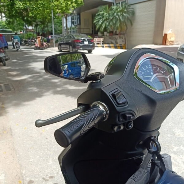 Hình ảnh minh họa xe máy có một gương chiếu hậu bên trái