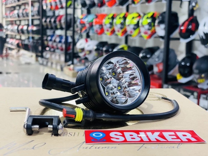 Hình ảnh minh họa xe máy đang bật đèn trợ sáng trong đêm