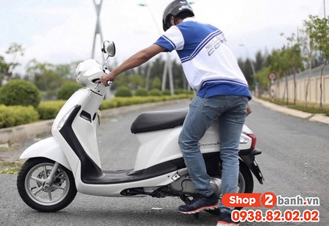 Hình ảnh minh họa xe máy đang chống bằng chân chống giữa, cho thấy sự cân bằng và ổn định của xe