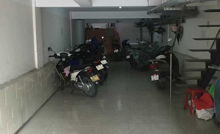 Hình ảnh minh họa xe máy được đỗ trong khu vực có mái che và khuất tầm nhìn