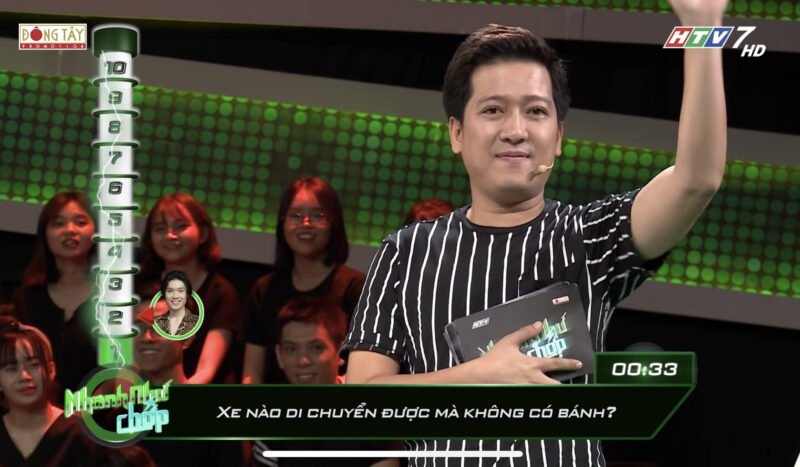 Hình ảnh minh họa xe trượt tuyết đang di chuyển trên tuyết