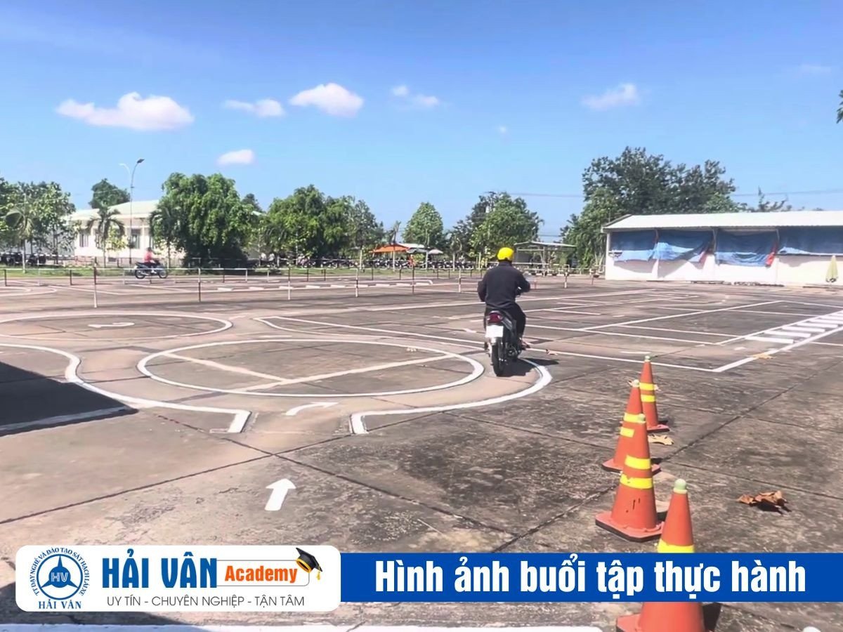 Hình ảnh mô phỏng bài thi lái xe máy hạng A1 tại trung tâm sát hạch ở Nha Trang