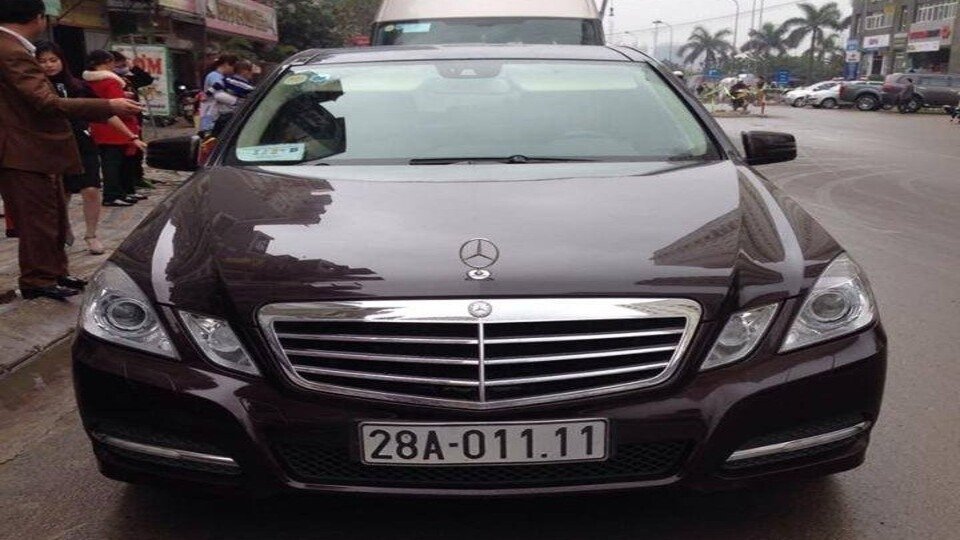 Hình ảnh mô phỏng quy trình kiểm định và cấp biển số ô tô tại cơ quan chức năng