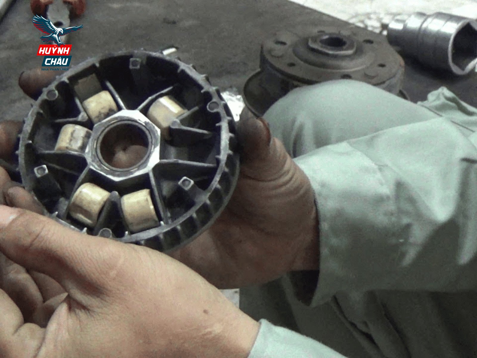 Hình ảnh mô tả bộ côn xe máy bị mòn gây ảnh hưởng đến hoạt động của động cơ