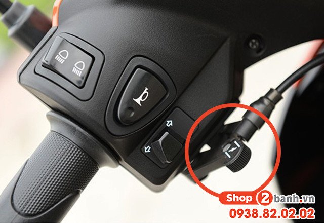 Hình ảnh mô tả bộ phận le gió xe máy được gắn trên tay lái