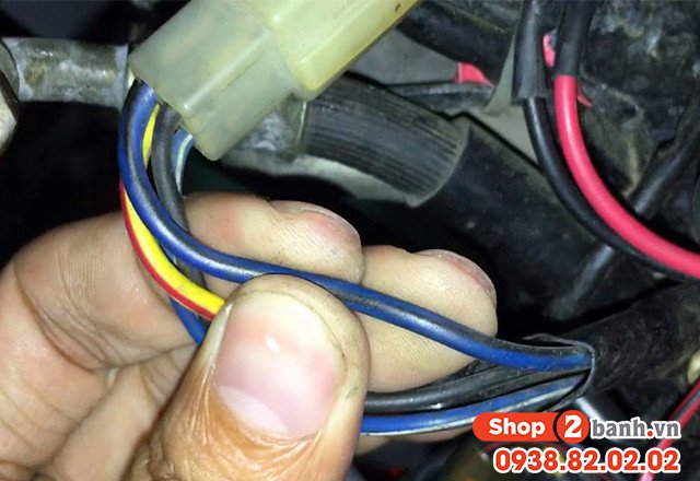 Hình ảnh mô tả bộ phận sạc điện và ắc quy của xe máy