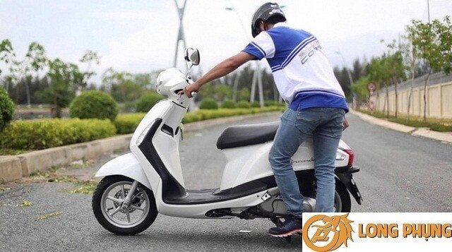 Hình ảnh mô tả các dấu hiệu hết bình điện trên xe máy, đèn yếu và còi không kêu